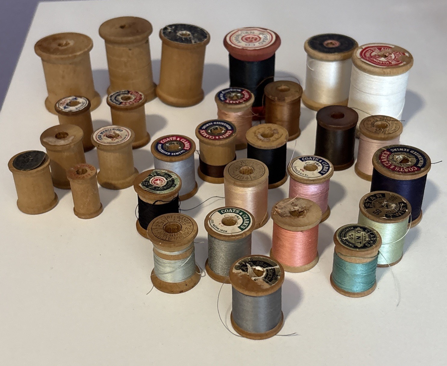 Lot Of 29: Large 6; Medium/Small 23 Vintage Wooden Thread Spools 20 With Thread