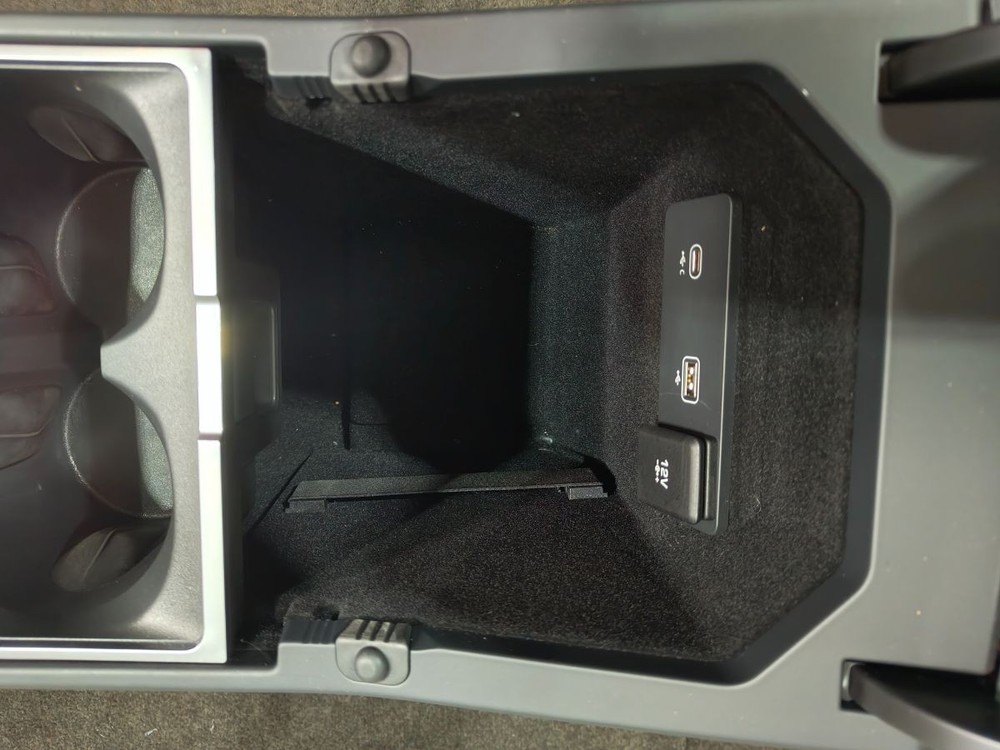 JAGUAR I-PACE X590 CENTRE CONSOLE WITH ARMREST