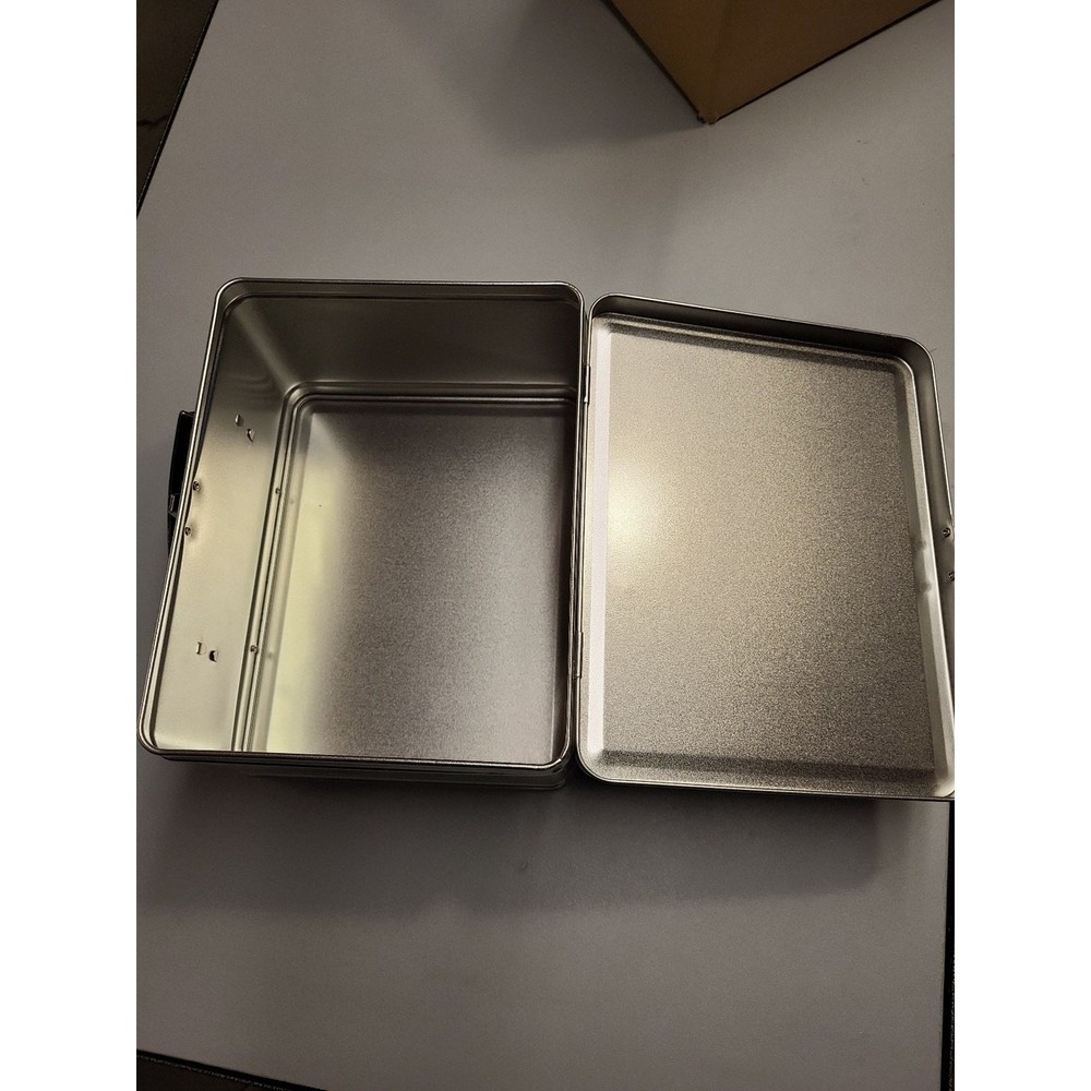 Very rare Netflix Dare Devil metal lunchbox