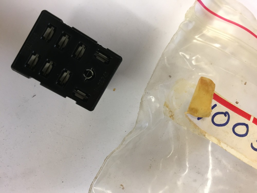 40051 RELAY SOCKET  STRUTHERS DUNN   NOS