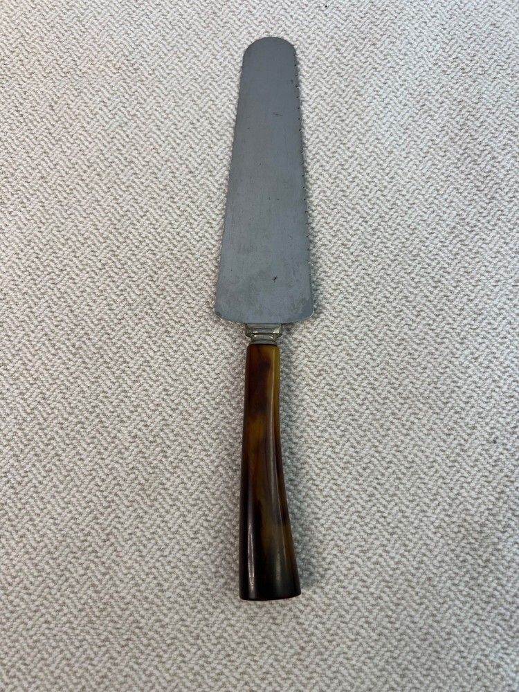 VINTAGE FRONTIER FORGE CAKE CUTTER SERVER W BUTTERSCOTCH BAKELITE HANDLE