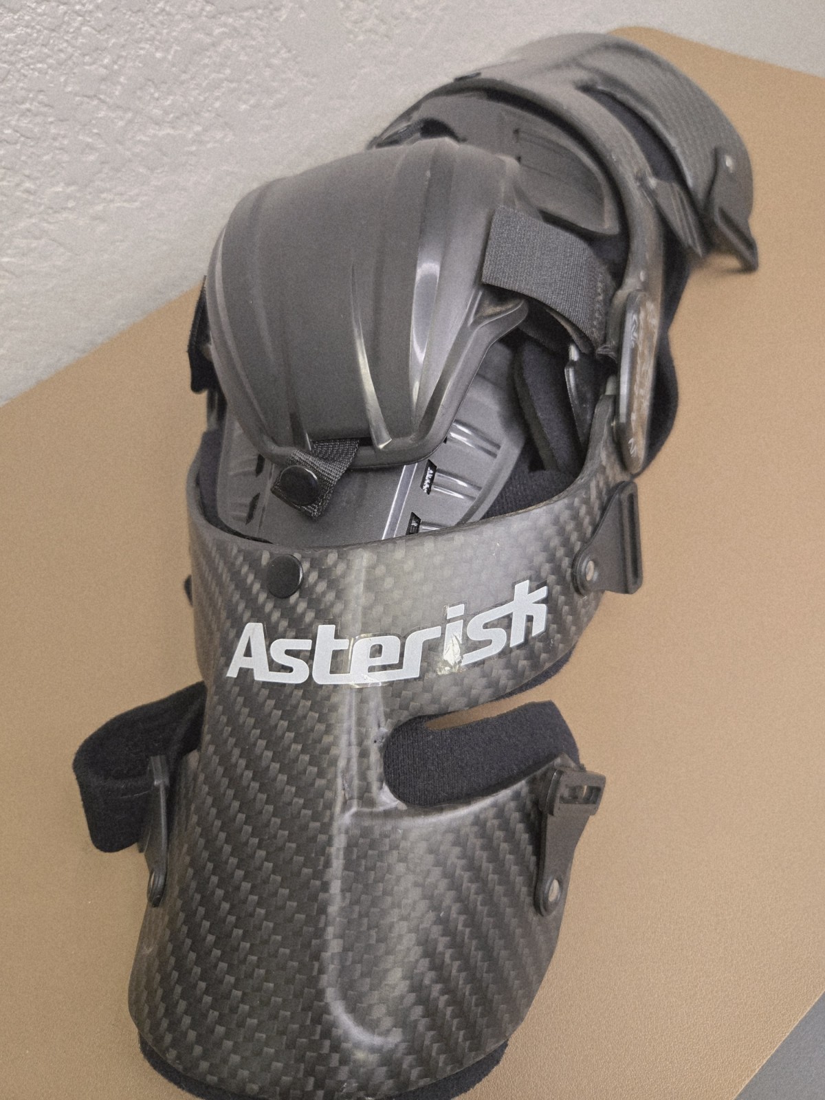 Asterisk Carbon Cell 1. left Knee. Slimmest, Lightest Knee Brace size Large