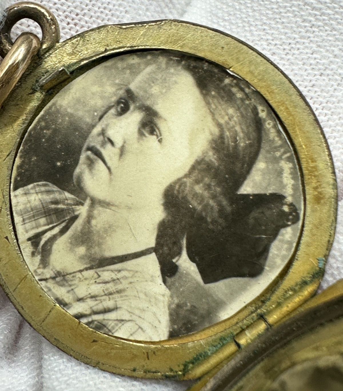 ANTIQUE GOLD FILLED PHOTO LOCKET WITH GREAT PHOTOS N122