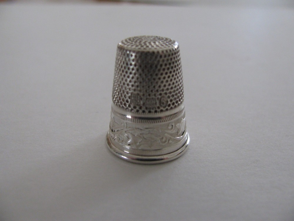 VTG / ANTIQUE FANCY STERLING THIMBLE SCRIPT BASE GERMANY MADE / NICE