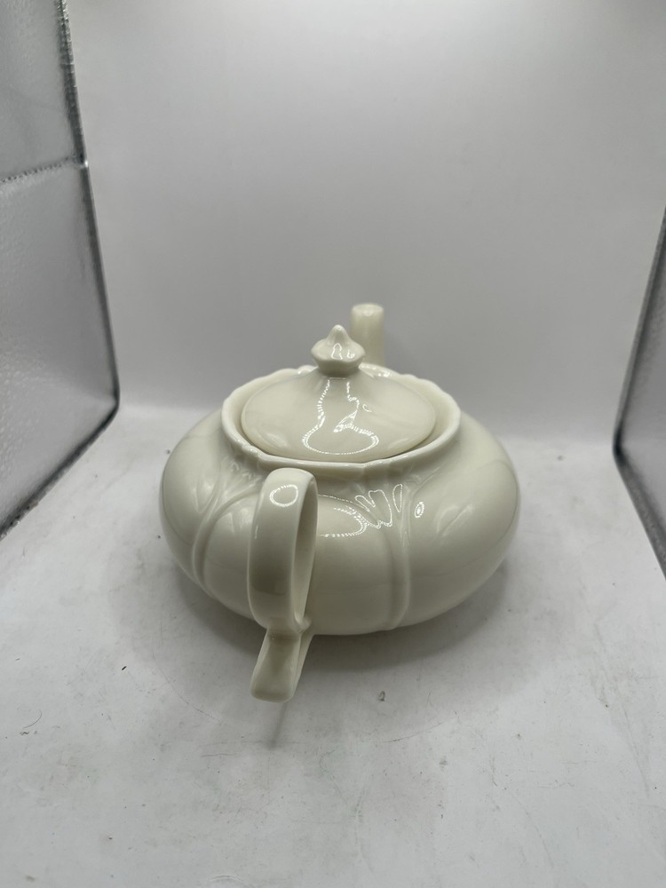 Vintage Ivory Ceramic Teapot with Unique Loop Handle – Elegant Leaf Pattern