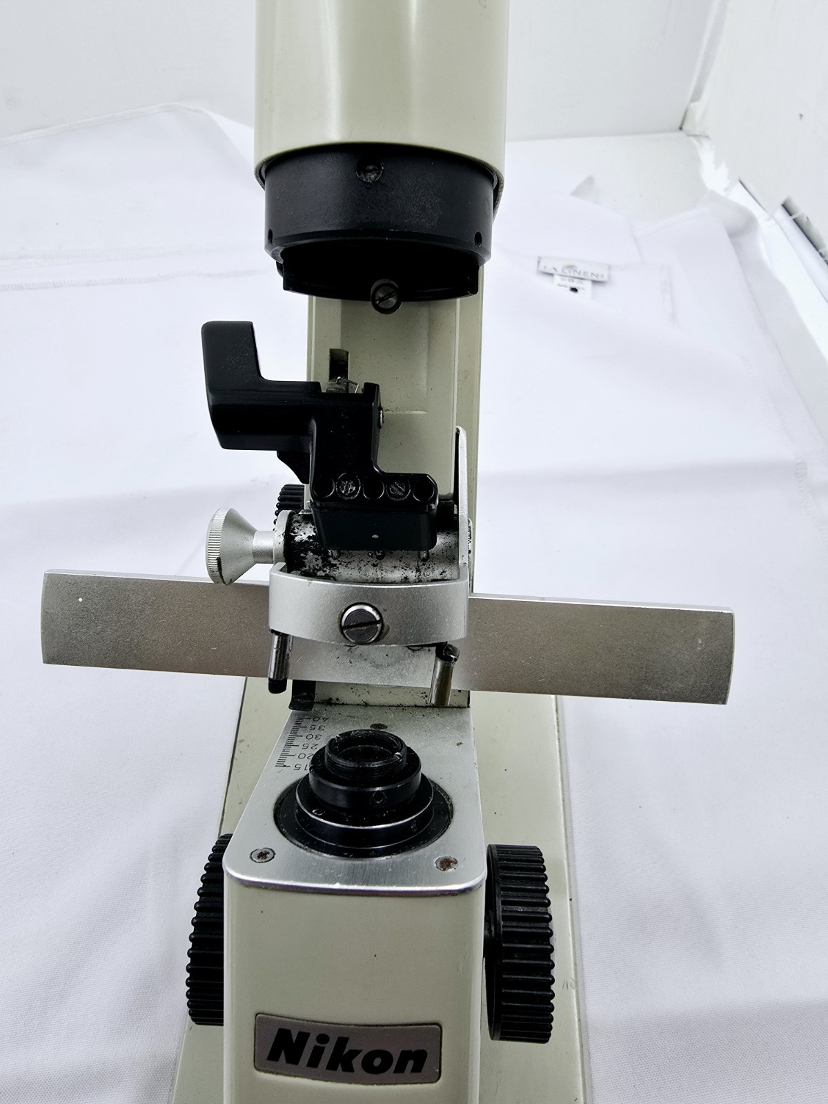 Nikon Lensometer POWERS ON. MISSING PIECES?