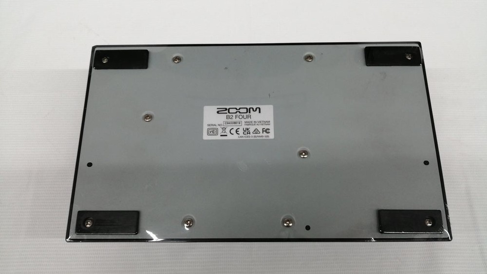 ZOOM B2 FOUR Multi Effects Processor for Bass