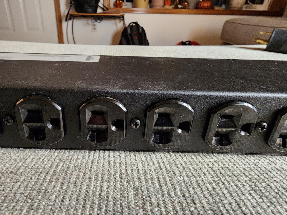 VERTIV GEIST BASIC 10-OUTLET L5-20P10 HORIZONTAL RACK-MOUNTABLE 29584 Power Dist