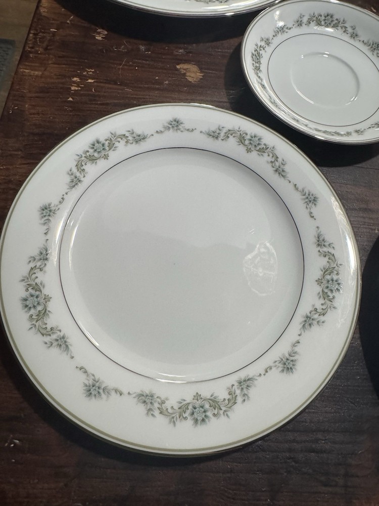 Noritake China Dinnerware 9 Pieces