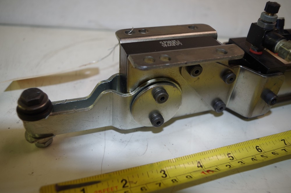 DESTACO PNEUMATIC HOLD DOWN CLAMP & BALLUFF SENSOR CODE: PC-302