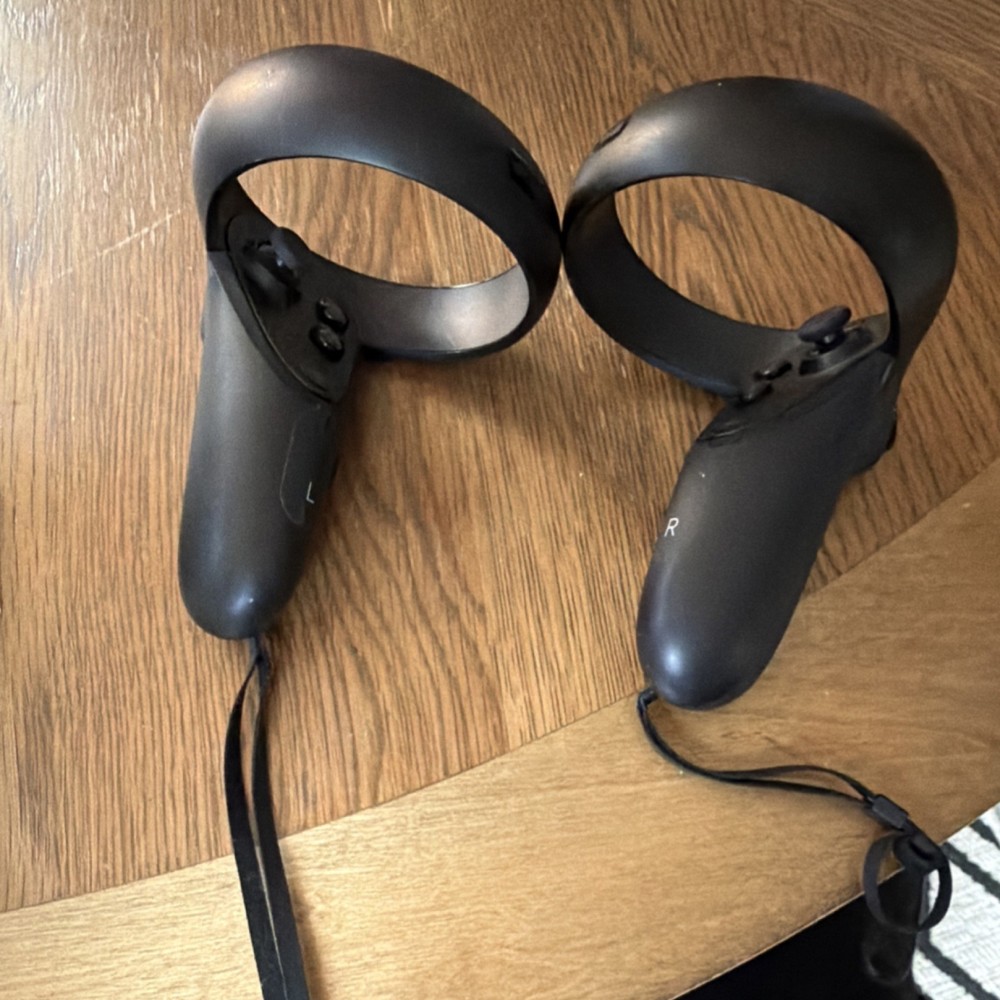 Oculus Quest Black Standalone VR Headset with Controllers