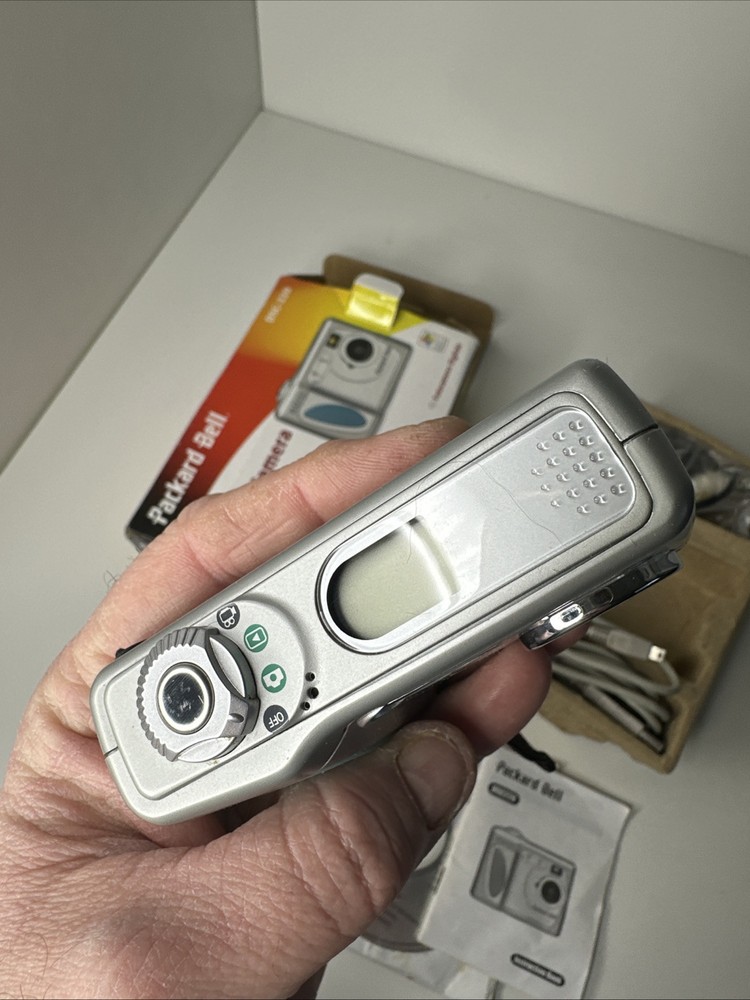 Packard Bell DSC-220 2.0MP Compact Digital Camera