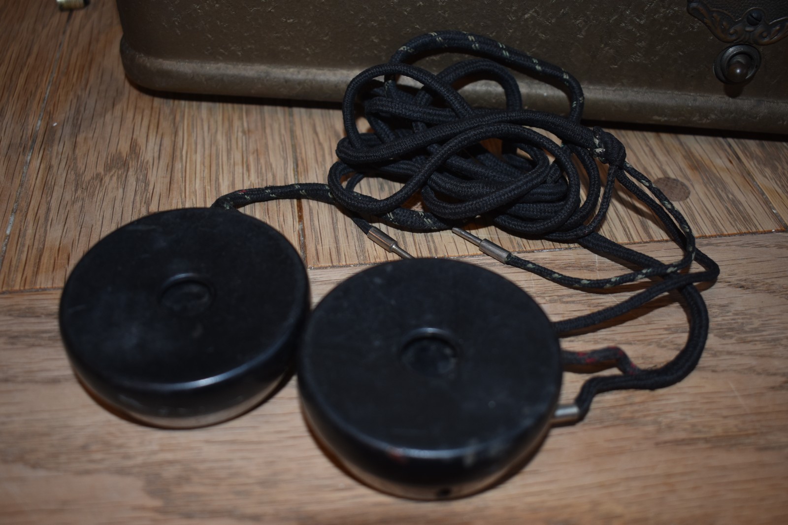 Vintage Neutrodyne Elec Recvr Breadbox Radio All tubes + Frost Fones 161 headset