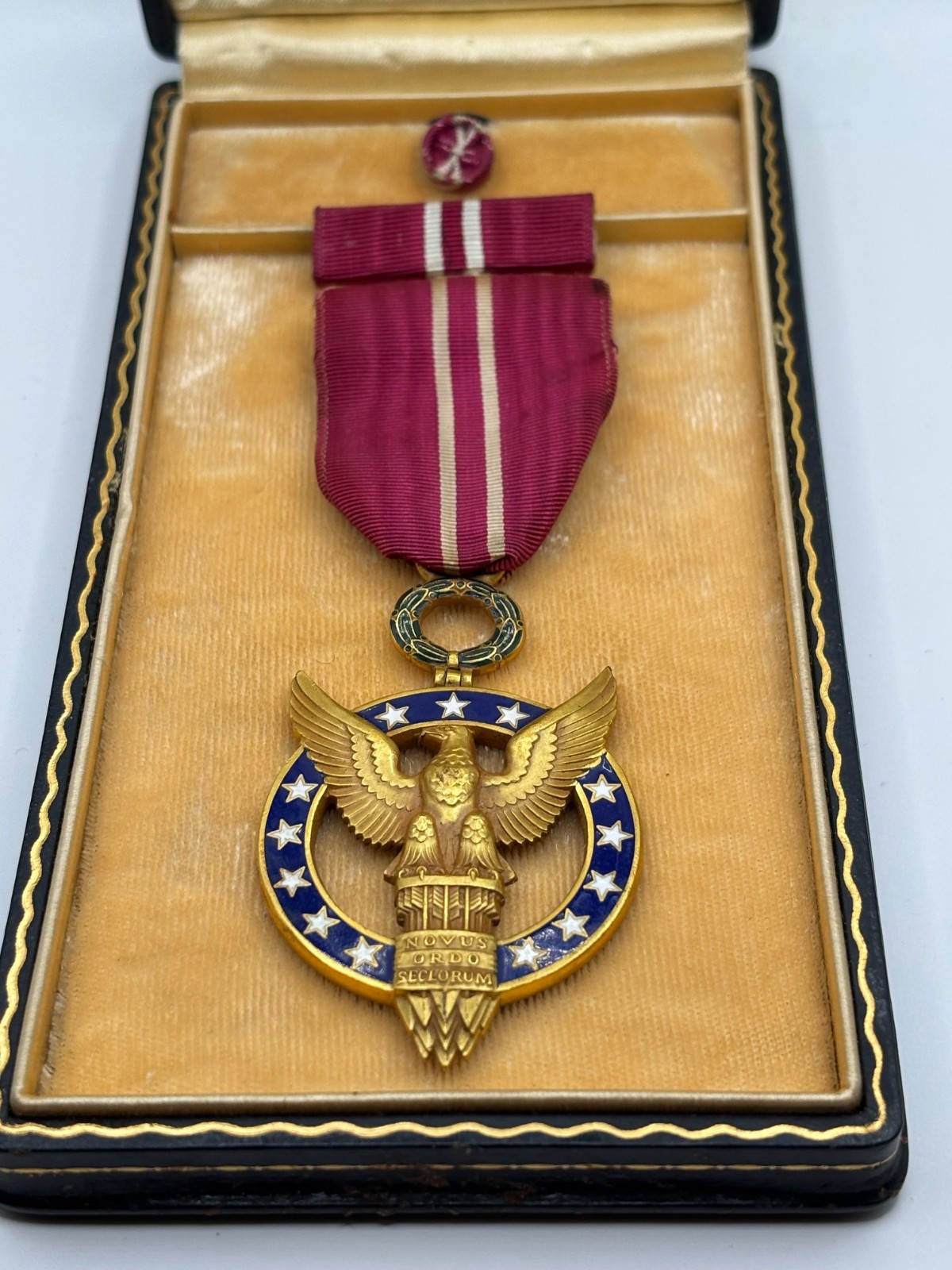 WWII US PRESIDENTIAL MEDAL FOR MERIT DECORATION RIBBON BAR ROSETTE CASED BB&B