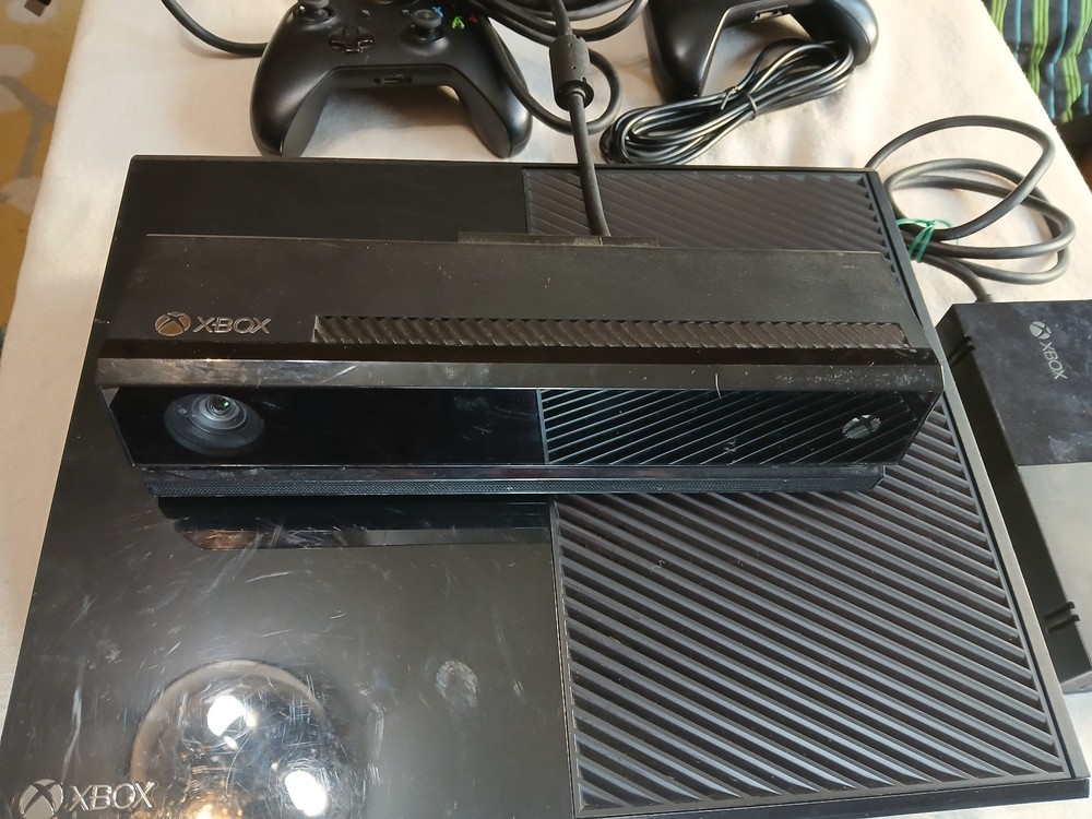 XBox One Console Model 1540 Bundle w/2 Controllers/Kinect Motion Sensor/4 games